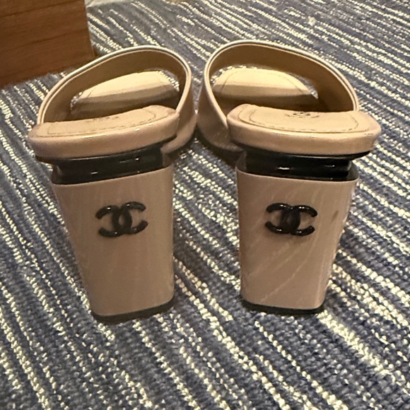 CHANEL Blush Pink Patent Leather Slide Mules - Picture 4 of 9